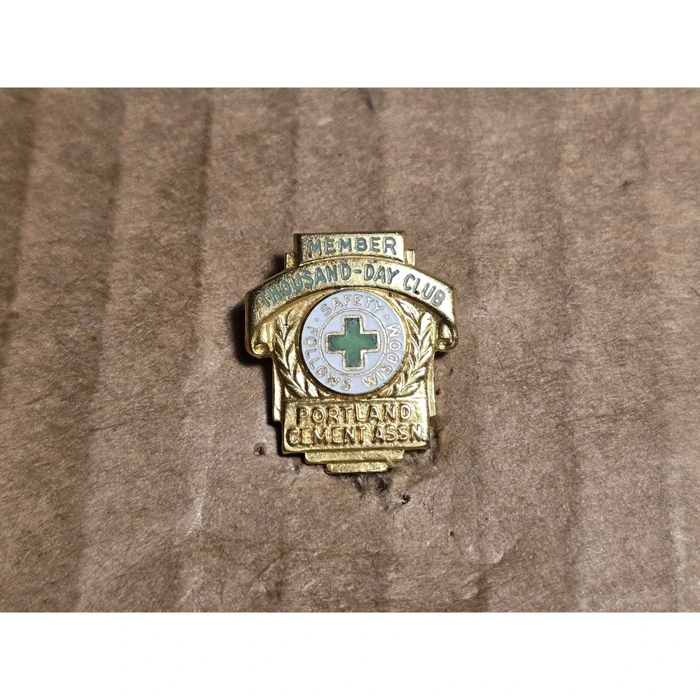 Portland Cement Association Thousand-Day Club Safety Award Lapel Hat Pin G1